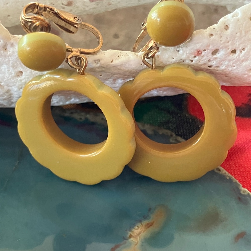 Mustard Yellow Scalloped Clip-On Hoop Earrings Authentic Bakelite